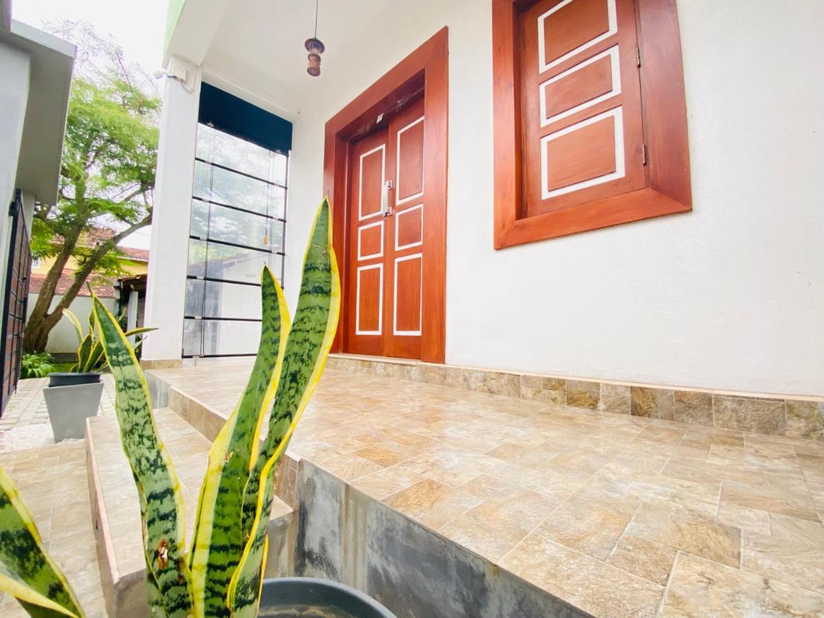 Srimadis Villa Near Airport - Негомбо Экстерьер фото