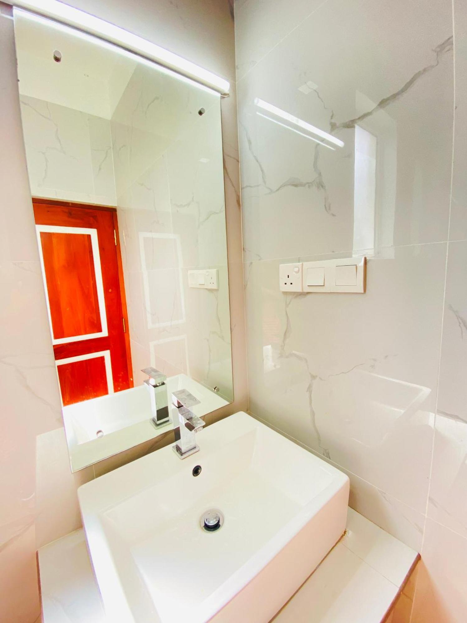 Srimadis Villa Near Airport - Негомбо Экстерьер фото